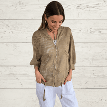 Cargar imagen en el visor de la galería, Chaqueta Bomber Italiana crochet, color Camel
