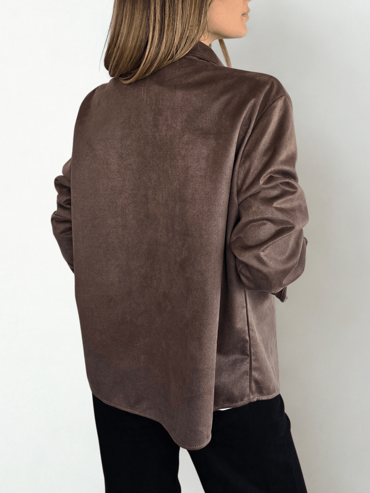 Chaqueta Tachas, color Chocolate