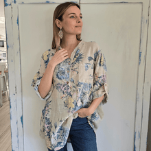Cargar imagen en el visor de la galería, Blusa Italiana estampada flores, fondo Beige
