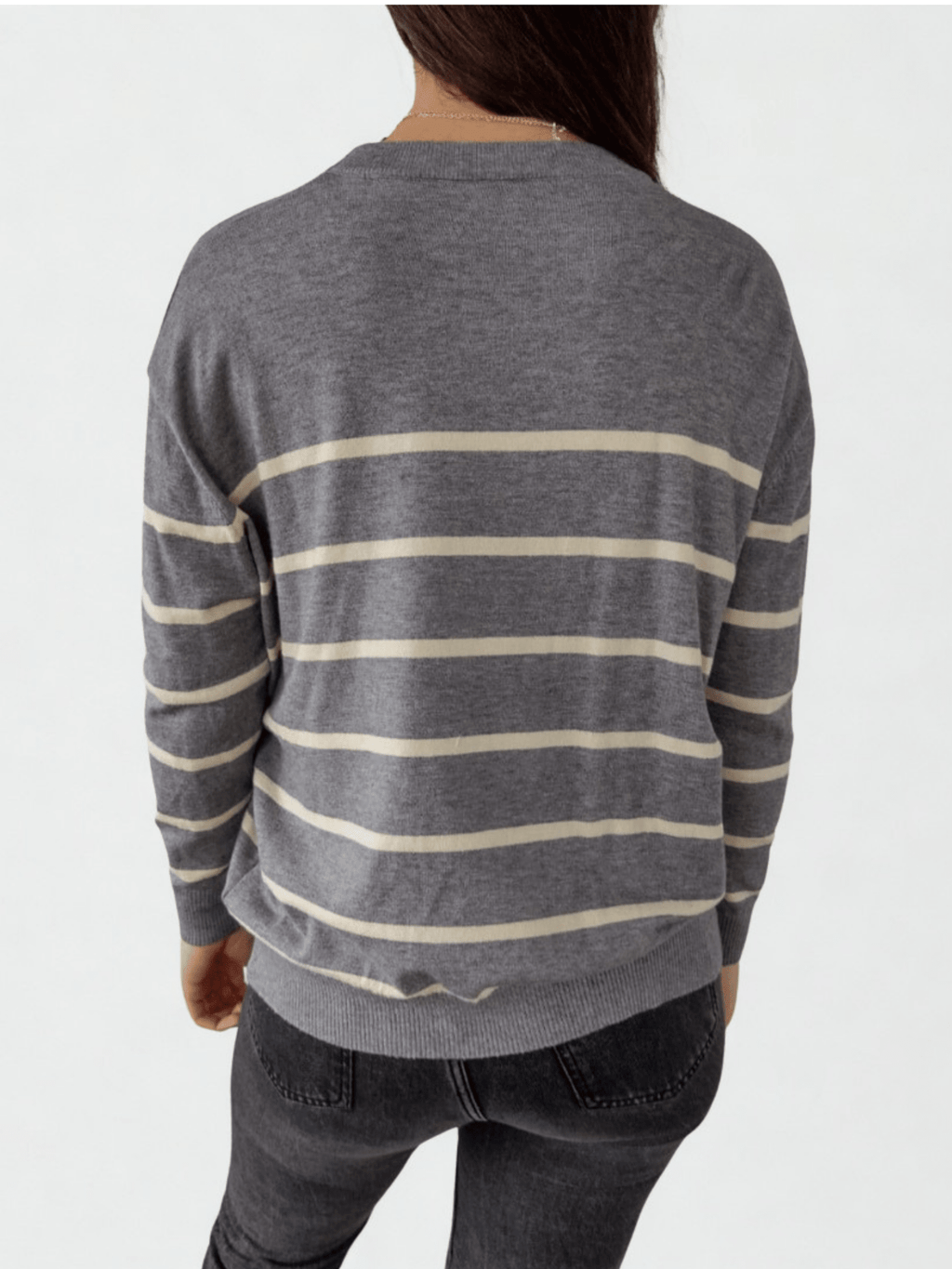 Sweater rayado, color gris con blanco invierno