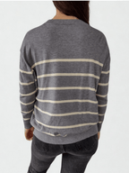 Sweater rayado, color gris con blanco invierno