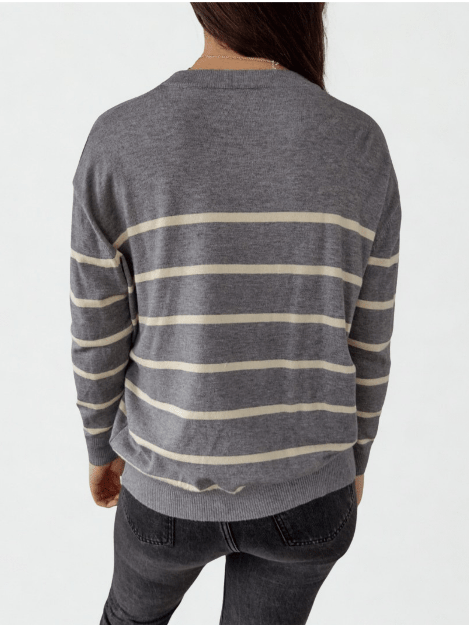 Sweater rayado, color gris con blanco invierno