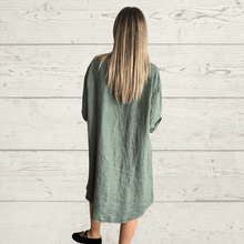 Cargar imagen en el visor de la galería, Vestido de lino Italiano, abotonado, color verde musgo
