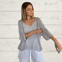 Cargar imagen en el visor de la galería, Sweater Italiano con flores, color gris
