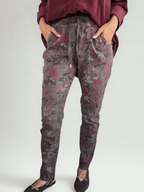 Pantalón Jogger Italiano estampado, fondo Chocolate con Guinda