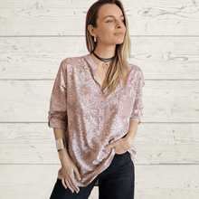 Cargar imagen en el visor de la galería, Blusa Italiana estampada flores, fondo Rosado
