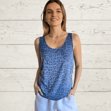 Cargar imagen en el visor de la galería, Polera Italiana sin mangas Animal Print, fondo azul
