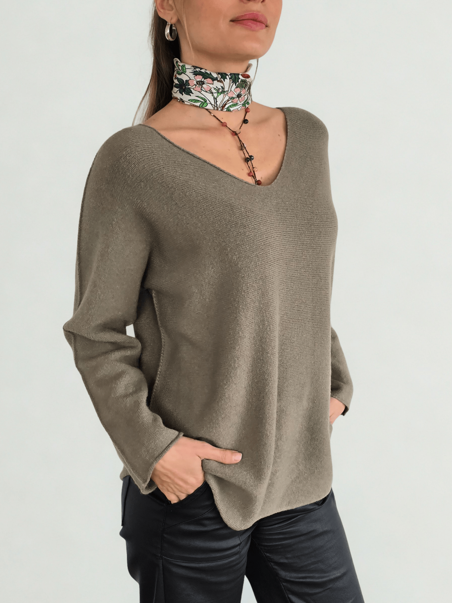 Sweater Italiano Escote en V, color Tostado