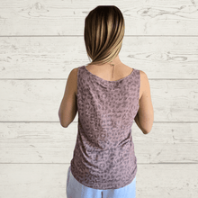 Cargar imagen en el visor de la galería, Polera Italiana sin mangas Animal Print, fondo Rosado Oscuro
