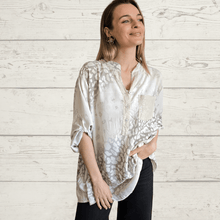 Cargar imagen en el visor de la galería, Blusa Italiana estampada, fondo Beige
