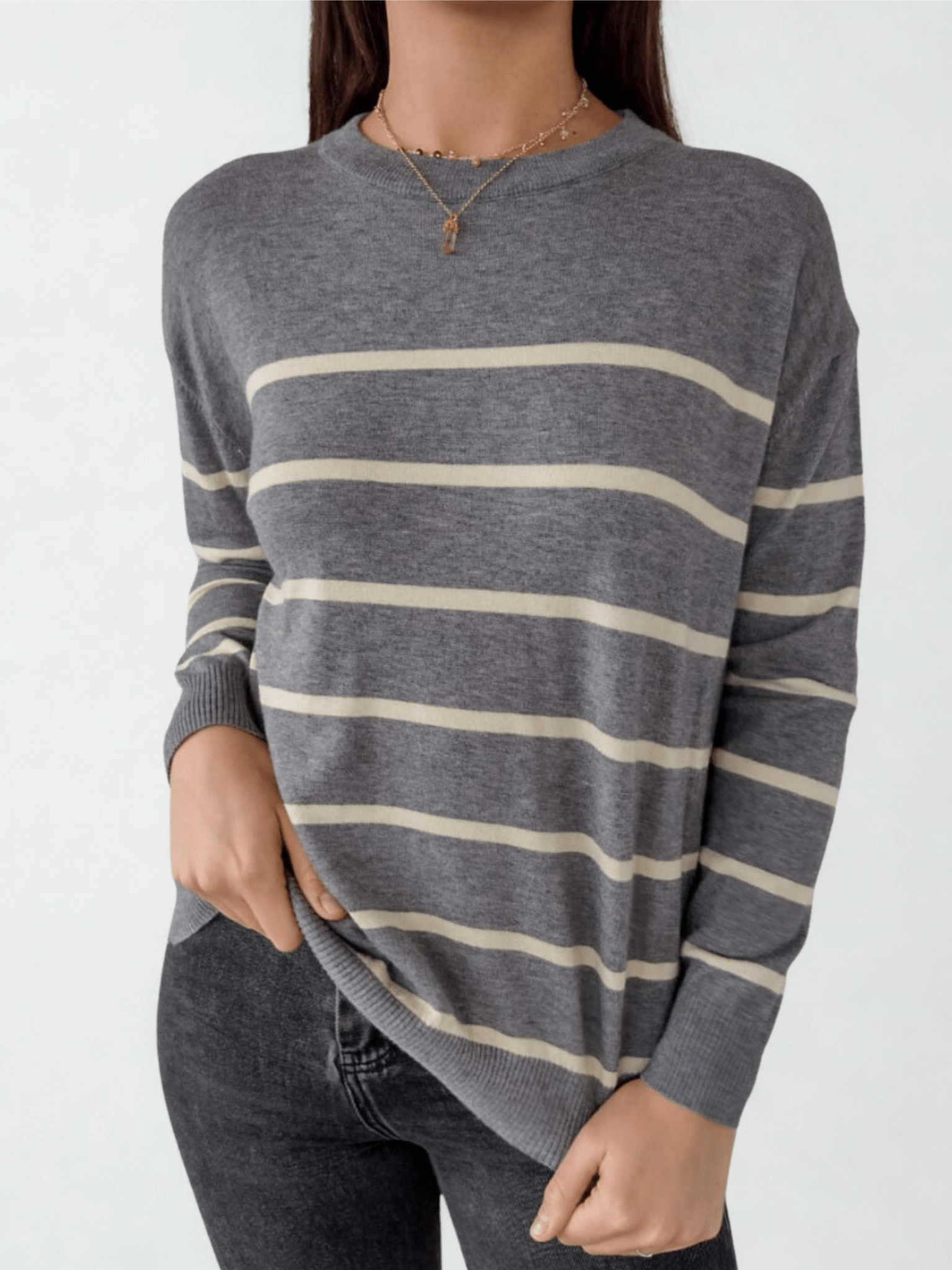Sweater rayado, color gris con blanco invierno