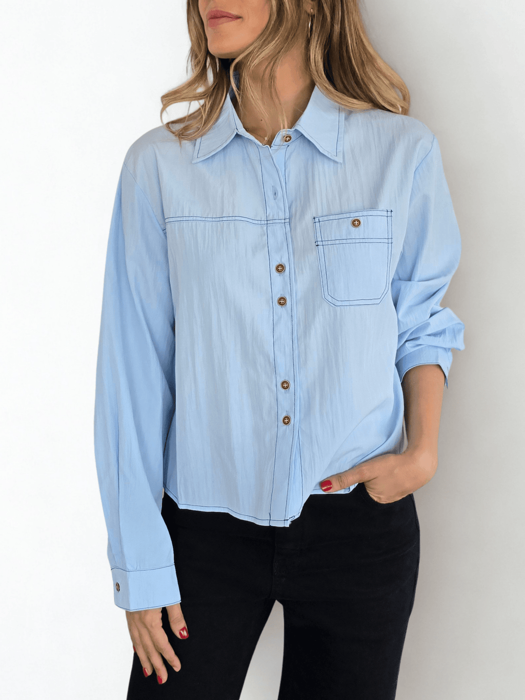 Blusa un bolsillo, color Celeste