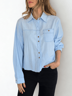 Blusa un bolsillo, color Celeste