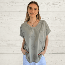 Cargar imagen en el visor de la galería, Blusa Italiana Bordada, color Taupe
