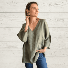 Cargar imagen en el visor de la galería, Blusa de Lino Italiano escote en V, color Verde Musgo
