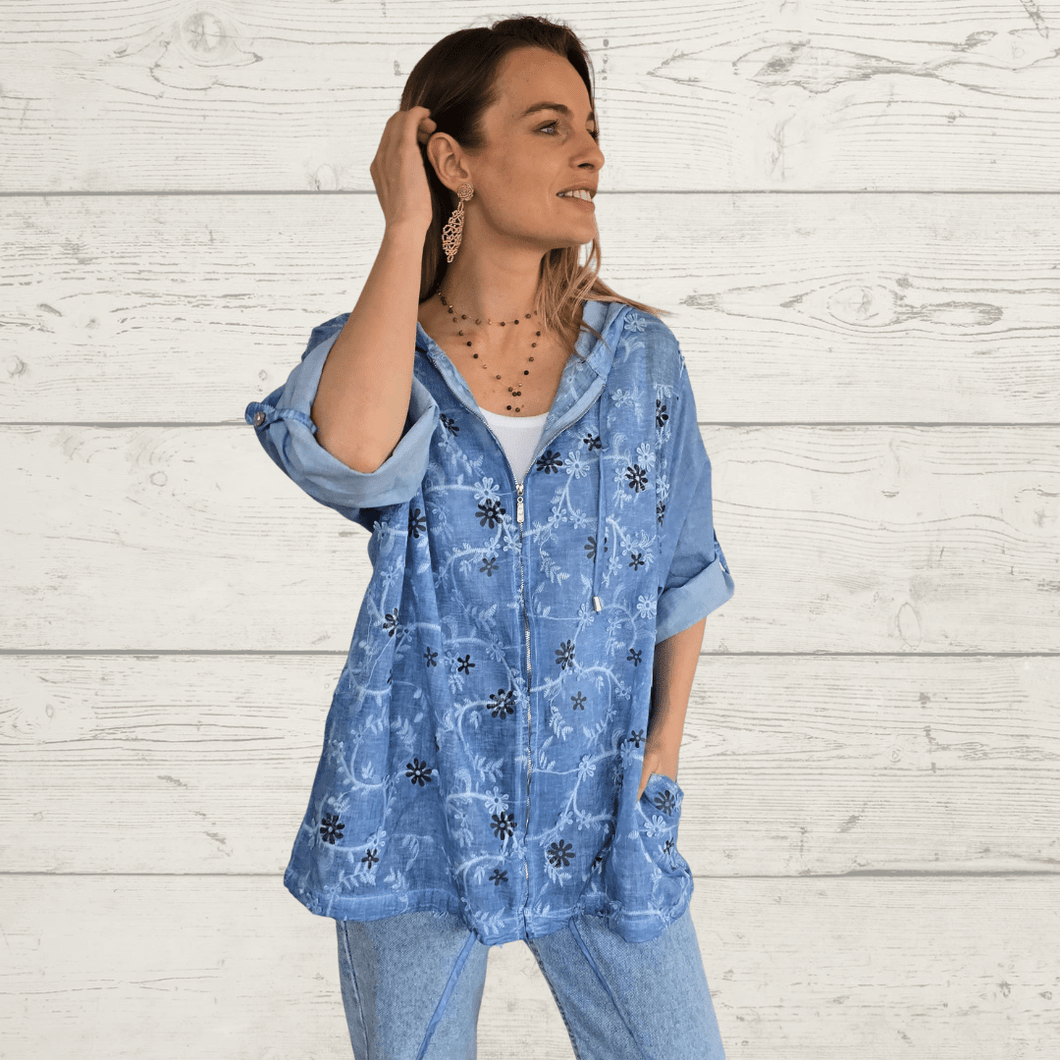 Chaqueta bordada, color Celeste