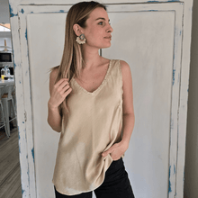 Cargar imagen en el visor de la galería, Blusa Italiana sin mangas, color Beige
