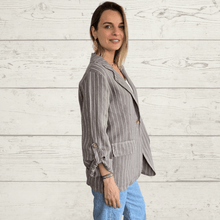 Cargar imagen en el visor de la galería, Chaqueta Blazer de Lino Italiano Rayado, fondo Taupe
