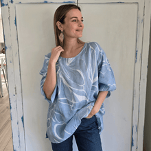 Cargar imagen en el visor de la galería, Blusa Italiana 100% Lino Estampadao, fondo Celeste
