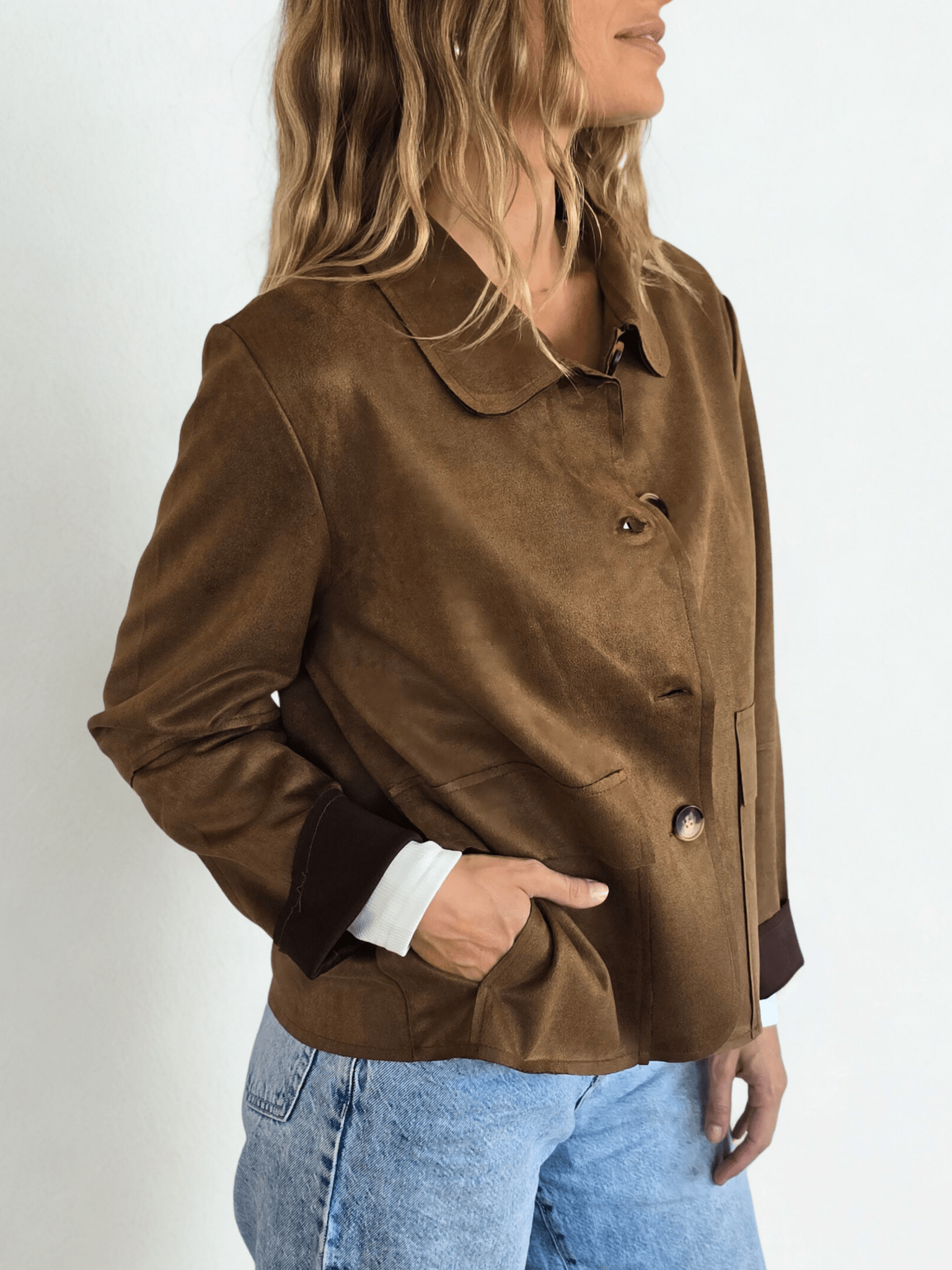 Chaqueta corta tipo Gamuza, color Chocolate