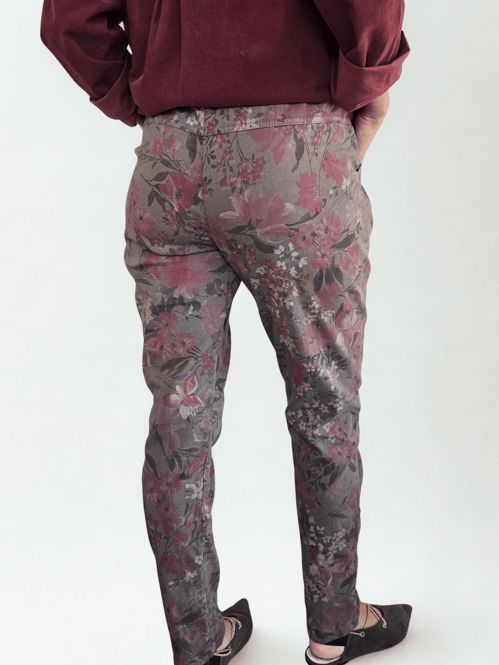 Pantalón Jogger Italiano estampado, fondo Chocolate con Guinda