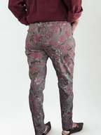 Pantalón Jogger Italiano estampado, fondo Chocolate con Guinda