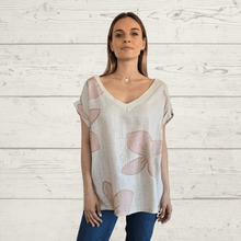 Cargar imagen en el visor de la galería, Blusa Italiana Estampada escote en V, fondo Beige con Rosado
