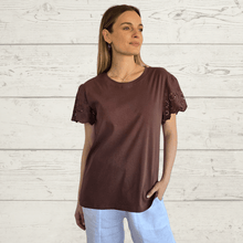 Cargar imagen en el visor de la galería, Polera con mangas bordadas, color Chocolate
