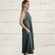Cargar imagen en el visor de la galería, Vestido de Lino Italiano basta desflecada, color Verde Musgo
