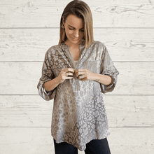 Cargar imagen en el visor de la galería, Blusa Italiana estampada, fondo Taupe
