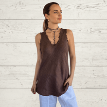 Cargar imagen en el visor de la galería, Blusa Italiana sin mangas desflecada, color Chocolate
