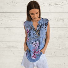 Cargar imagen en el visor de la galería, Blusa Italiana sin mangas, fondo Celeste
