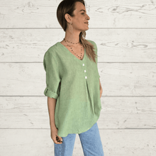 Cargar imagen en el visor de la galería, Blusa con botones en el escote, color Verde

