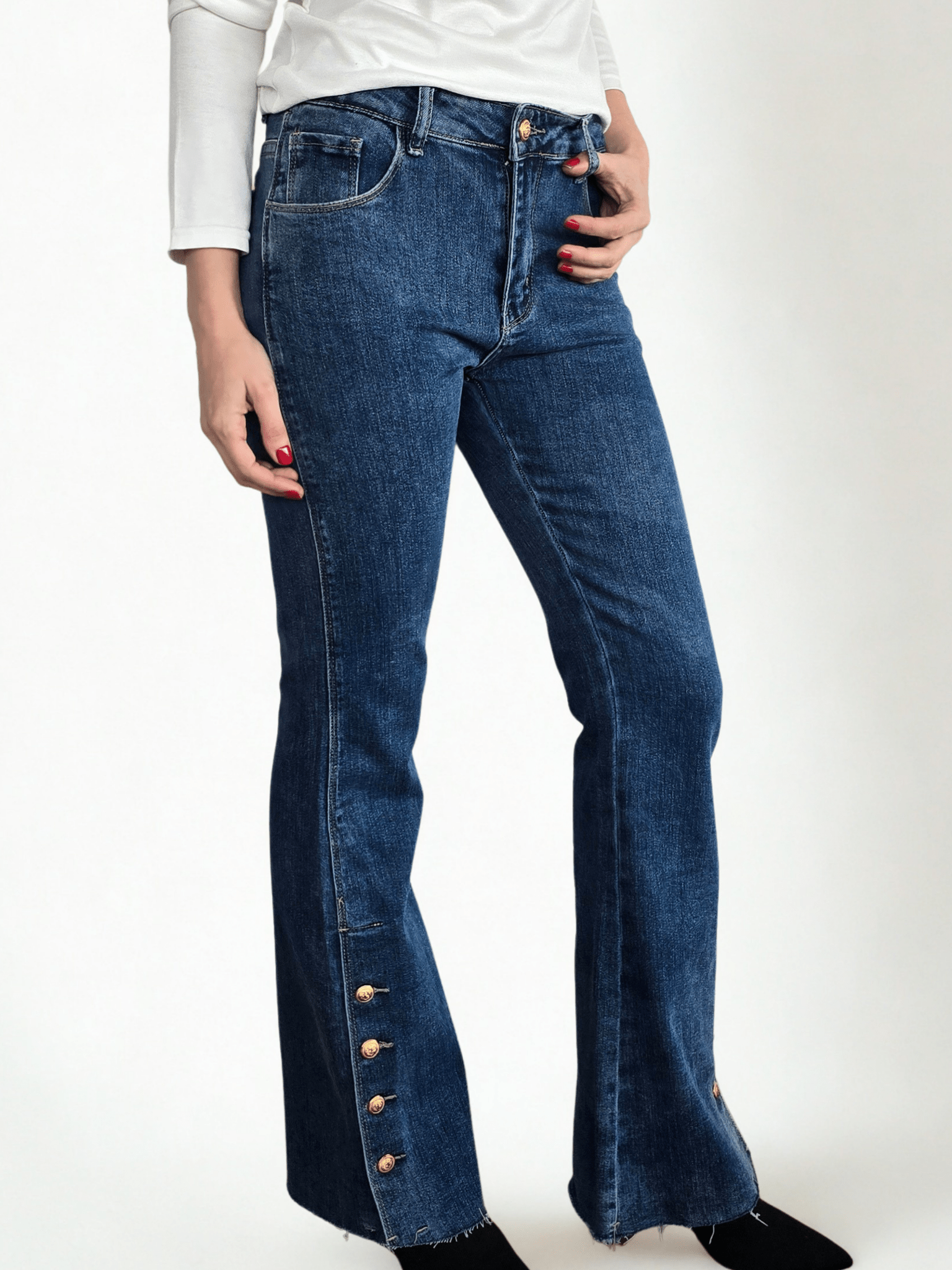 Pantalón Jeans con botones dorados, color azul jeans