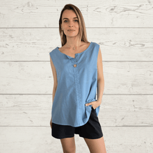 Cargar imagen en el visor de la galería, Blusa Italiana un botón, color celeste jeans
