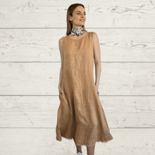 Cargar imagen en el visor de la galería, Vestido de Lino Italiano basta desflecada, color Camel
