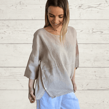 Cargar imagen en el visor de la galería, Blusa 100% Lino Italiano con botones a los lados, color Beige
