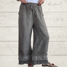 Cargar imagen en el visor de la galería, Pantalón 100% Lino Italiano basta bordada, color Taupe
