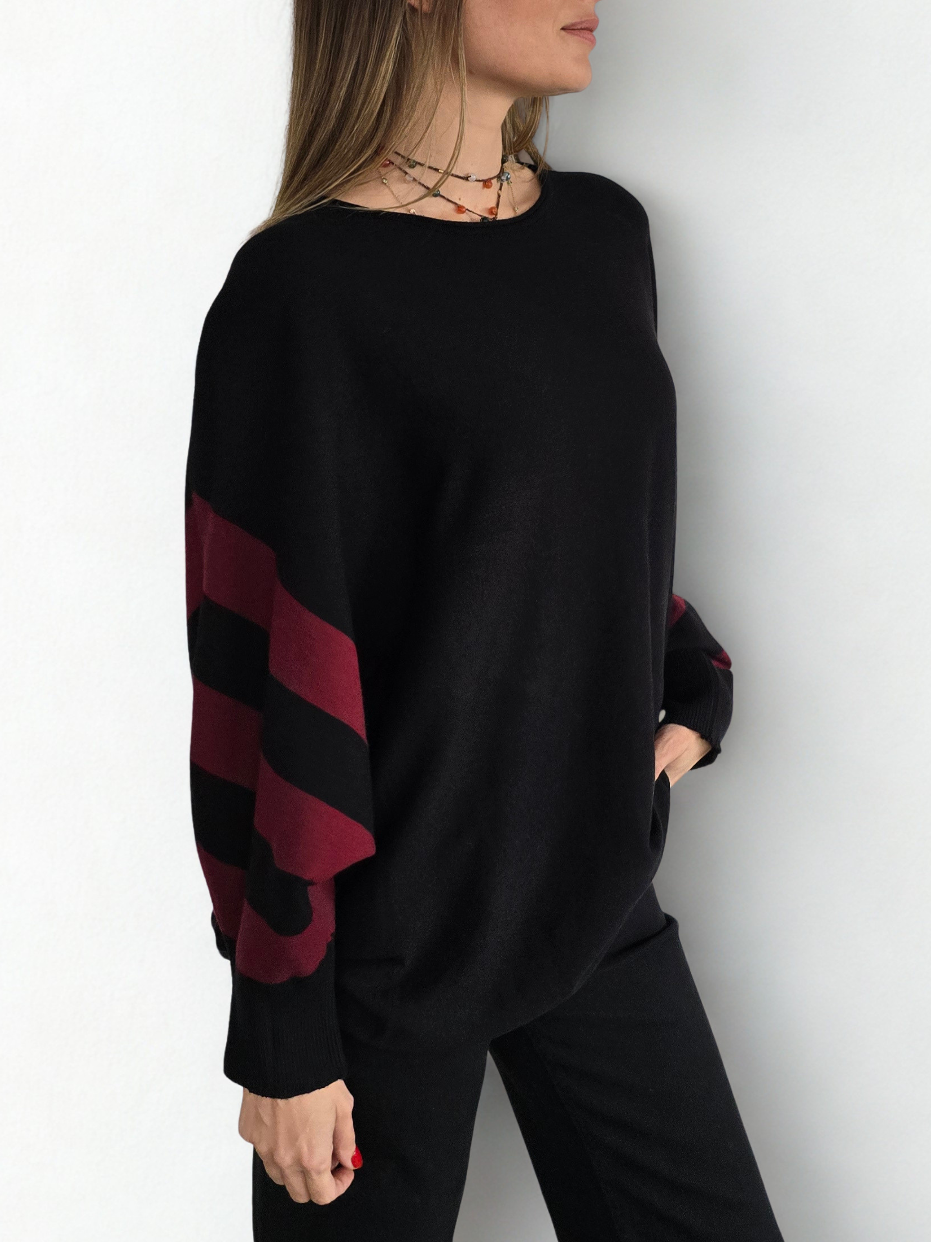 Sweater Mangas Rayadas, color Negro con Burdeo