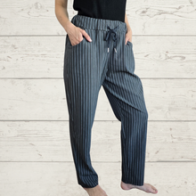 Cargar imagen en el visor de la galería, Pantalón Jogger Italiano Rayado, fondo Gris con blanco

