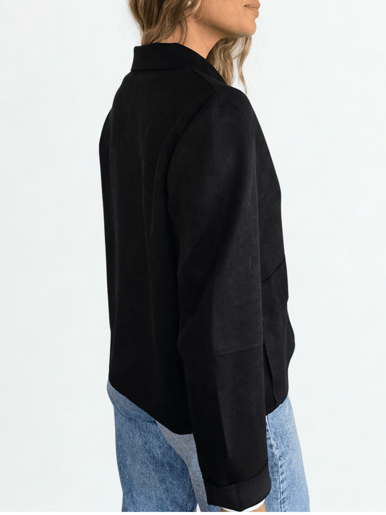 Chaqueta corta tipo Gamuza, color Negro