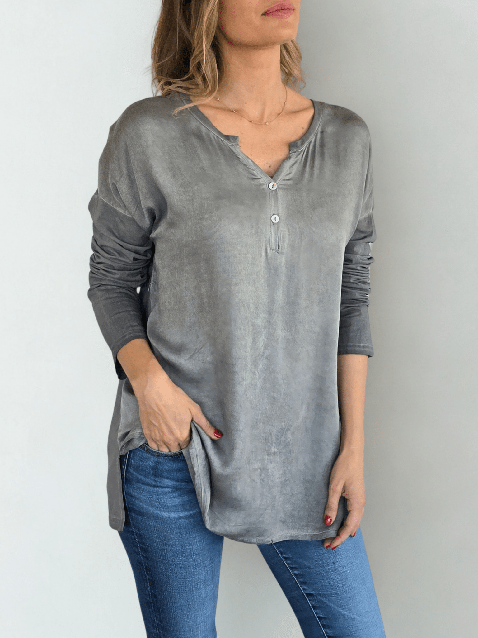 Blusa Tres Botoncitos, color Gris
