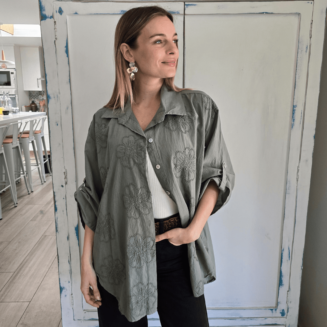 Blusa Italiana bordada con flores, color Verde Musgo