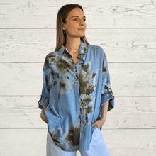 Cargar imagen en el visor de la galería, Blusa Estampada, fondo Celeste
