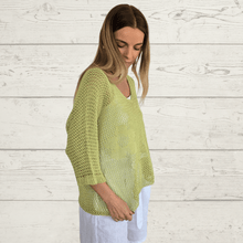 Cargar imagen en el visor de la galería, Sweater Italiano con flores, color pistacho
