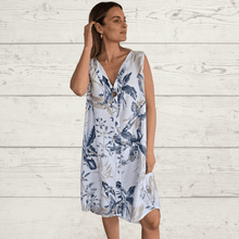 Cargar imagen en el visor de la galería, Vestido Italiano un botón, fondo Blanco
