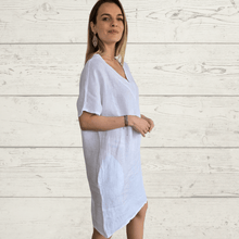 Cargar imagen en el visor de la galería, Vestido de lino Italiano escote en V, color Blanco
