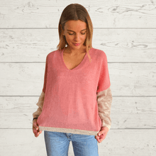 Cargar imagen en el visor de la galería, Sweater tres colores, fondo Coral

