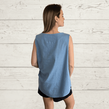 Cargar imagen en el visor de la galería, Blusa Italiana un botón, color celeste jeans
