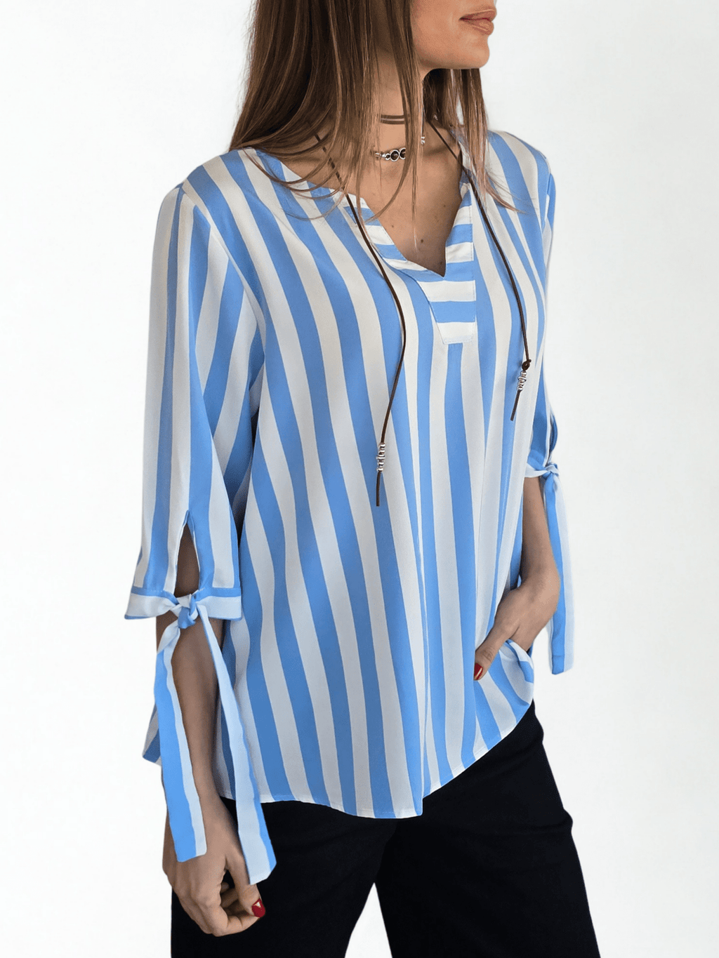 Blusa Rayada escote en V, color Celeste con Blanco
